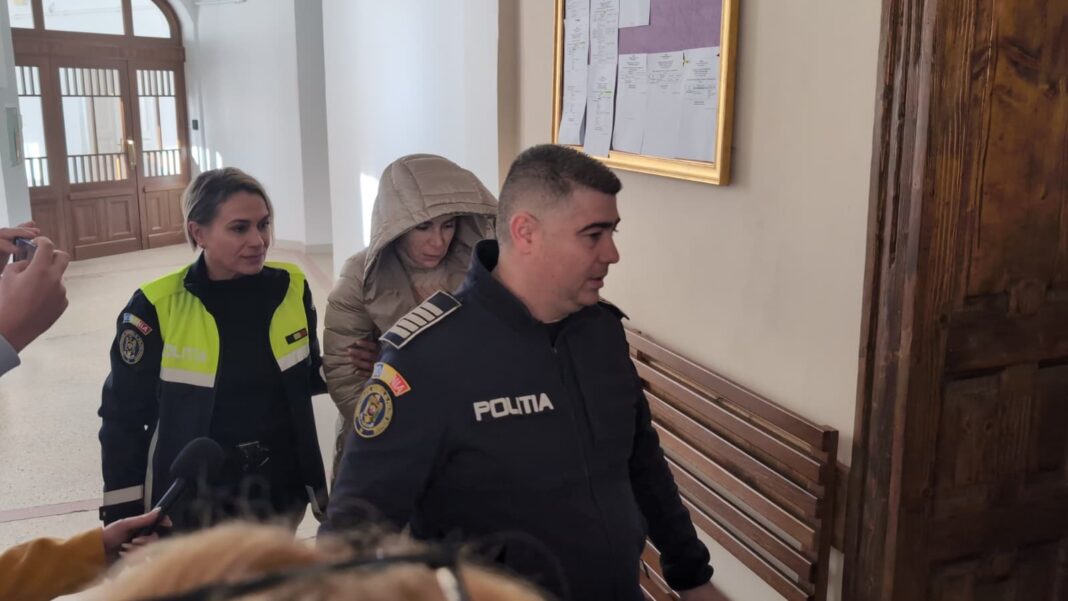 NEWS.ro: Fosta iubită a omului de afaceri Adrian Kreiner, Adriana Viliginschi, adusă la Curtea de Apel Alba Iulia, care va decide dacă menţine măsura arestării preventive pe numele ei - FOTO