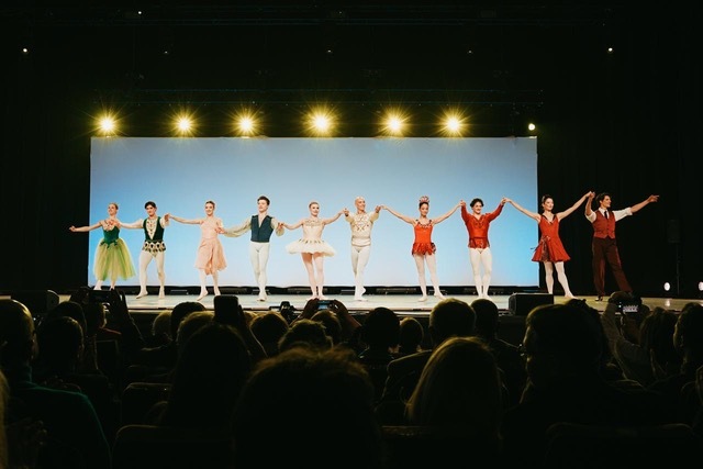 NEWS.ro: Gala Internaţională de Balet „Balanchine’s Legacy” - Balerini de la New York, Milano, Paris, Houston, ovaţionaţi de 4.000 de spectatori la Sala Palatului - FOTO
