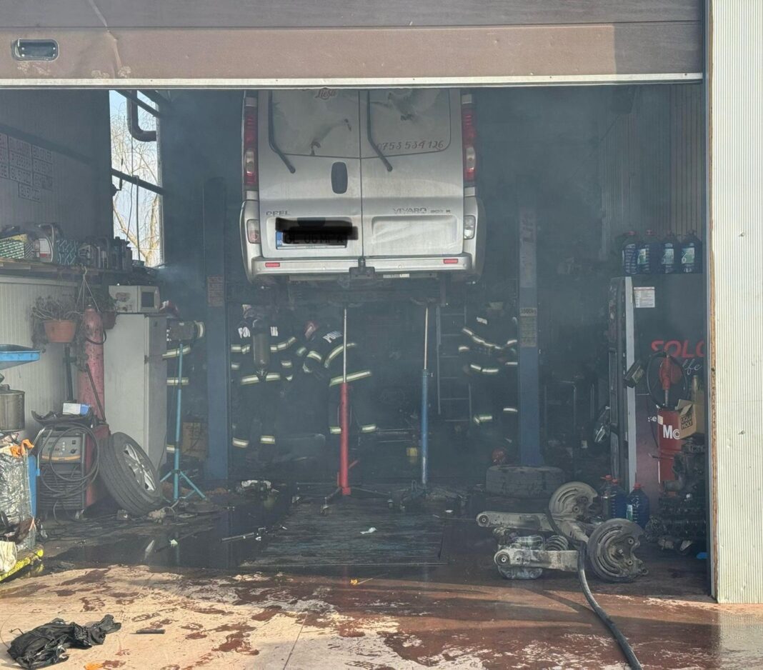 NEWS.ro: Galaţi - Trei persoane rănite într-un incendiu izbucnit la o vulcanizare din Gara Berheci - FOTO