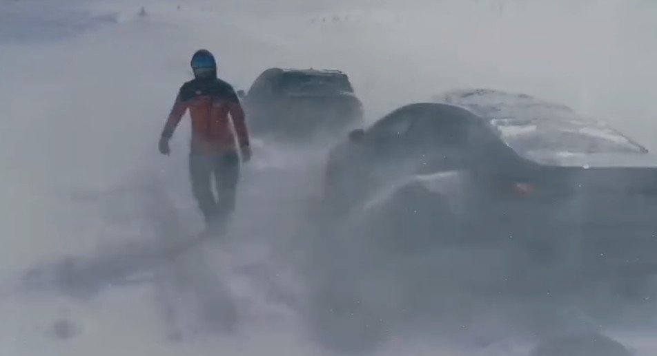 NEWS.ro: Gorj: Maşini blocate pe drumul din zona staţiunii Rânca. Vântul bate cu putere, formând troiene în apropierea vehiculelor care nu mai pot înainta - VIDEO
