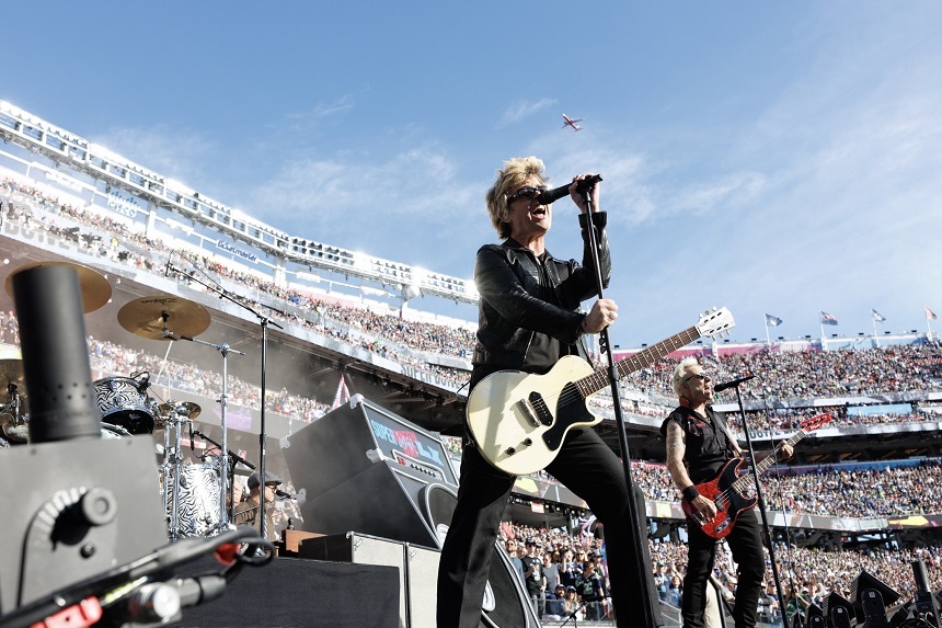 NEWS.ro: Green Day a evitat subiectele politice în pre-show-ul Super Bowl şi a cântat „American Idiot”, „Holiday” şi „Good Riddance” - VIDEO