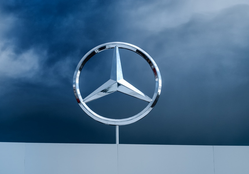 NEWS.ro: Grupul Mercedes-Benz, lovit de costuri tarifare de 1,2 miliarde de dolari; profitul anual s-a înjumătăţit