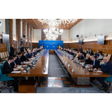NEWS.ro: Guvernul, după consultările privind reforma administrativă şi relansarea economică: Premierul şi ministrul Finanţelor au arătat deschidere faţă de propunerile partenerilor sociali; Ele vor fi analizate şi luate în calcul în definitivarea celor două pachet