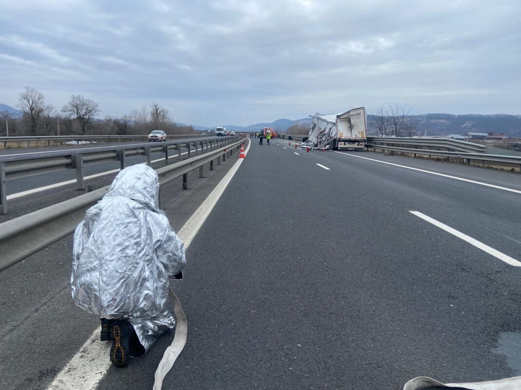 NEWS.ro: Hunedoara: Accident între două autocamioane pe autostrada A1 / Unul dintre TIR-uri transporta sulfat de amoniu, iar o parte din încărcătură a ajuns pe carosabil / Percimetru de siguranţă - FOTO