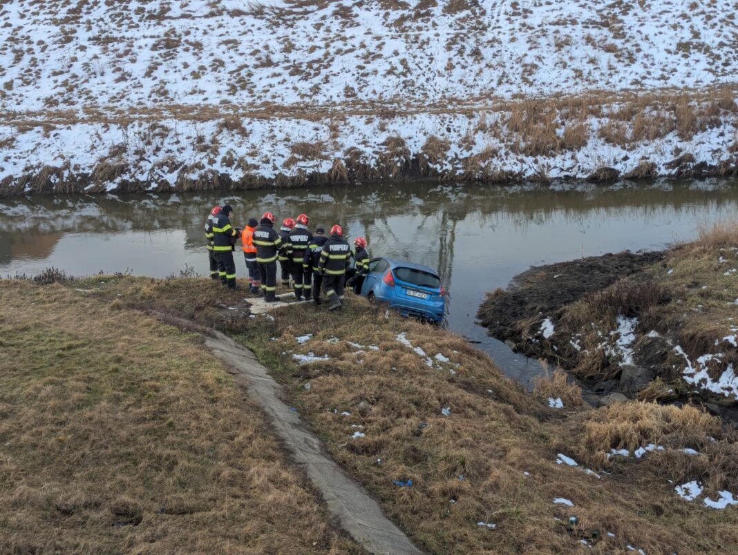 NEWS.ro: Iaşi: Femeie rănită, după ce a căzut în râul Bahlui/ Ea reuşise să iasă din autoturism înainte de sosirea pompierilor/ După ce i s-au acordat primele înjrijiri la faţa locului, a fost dusă la spital