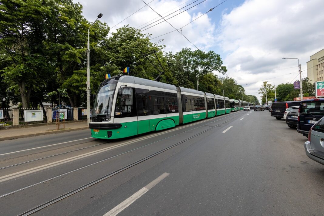 NEWS.ro: Iaşi: Primăria anunţă înlocuirea liniilor de tramvai în zona Copou, proiect în valoare de 17 milioane de euro. Municipalitatea vrea să creeze un inel rutier în jurul Palatului Culturii şi să cumpere alte zece tramvaie noi