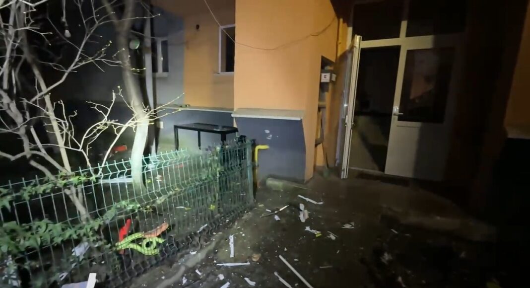 NEWS.ro: Ilfov - Explozie într-un bloc din Chitila. Două persoane au fost rănite. Zeci de locatari, evacuaţi - FOTO, VIDEO