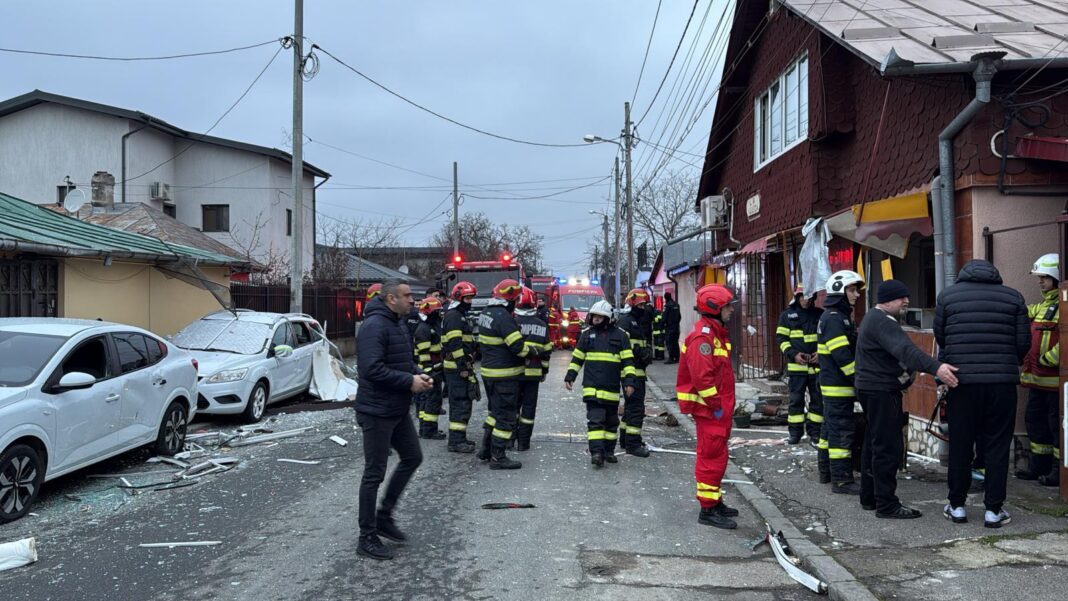 NEWS.ro: Încă o explozie în Capitală, la o locuinţă din sectorul 2, după cea din Chitila/ Deflagraţia s-a soldat cu două victime, Maşini parcate, avariate de elemente de tâmplărie ale locuinţei, aruncate în stradă de suflul exploziei