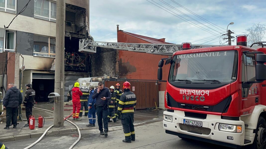 NEWS.ro: Incendiu la o autoutilitară şi la faţada unui bloc din Cluj-Napoca/ Patru persoane, evacuate, dintre care una primeşte îngrijiri medicale - FOTO