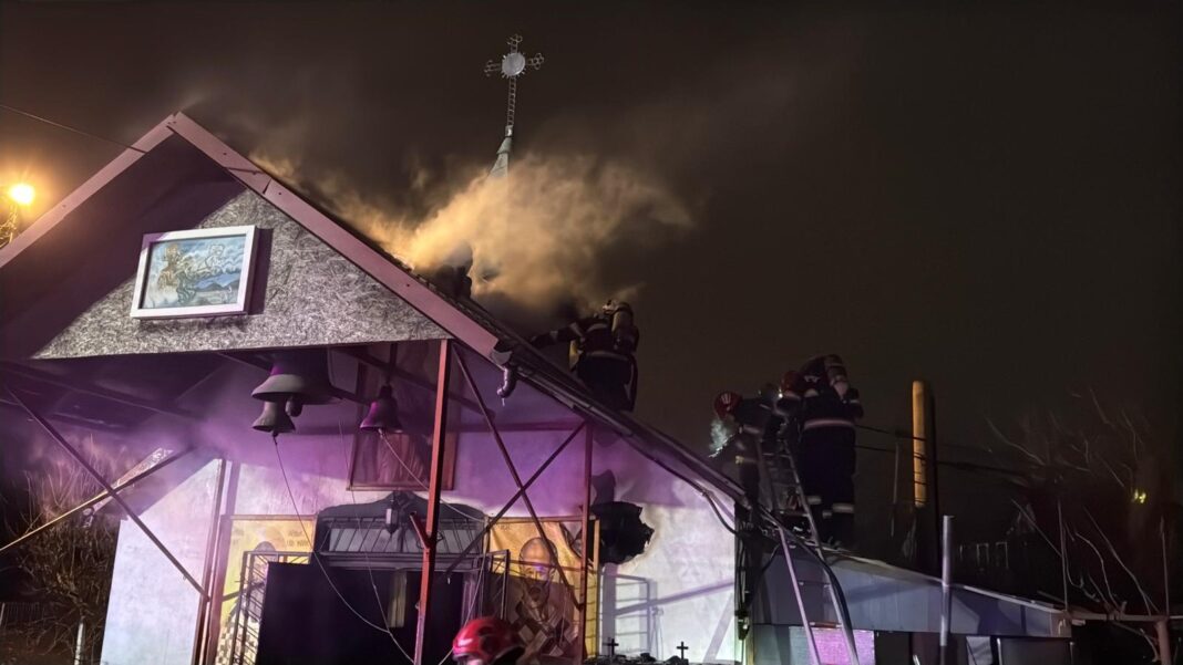 NEWS.ro: Incendiu la o biserică din municipiul Tulcea. Au ars obiecte de mobilier, icoane şi tablouri aflate la intrarea în lăcaş şi la aproximativ 10 de metri pătraţi de acoperiş şi  tavan - FOTO
