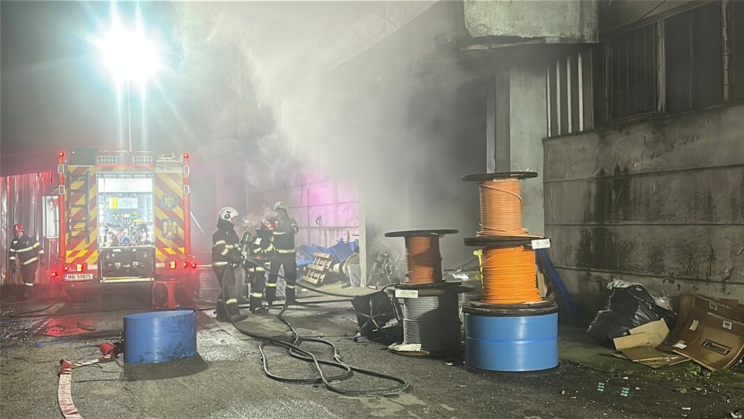 NEWS.ro: Incendiu la o hală din Tulcea unde erau depozitate cabluri electrice / Mai multe echipaje de pompieri au intervenit pentru stingerea focului