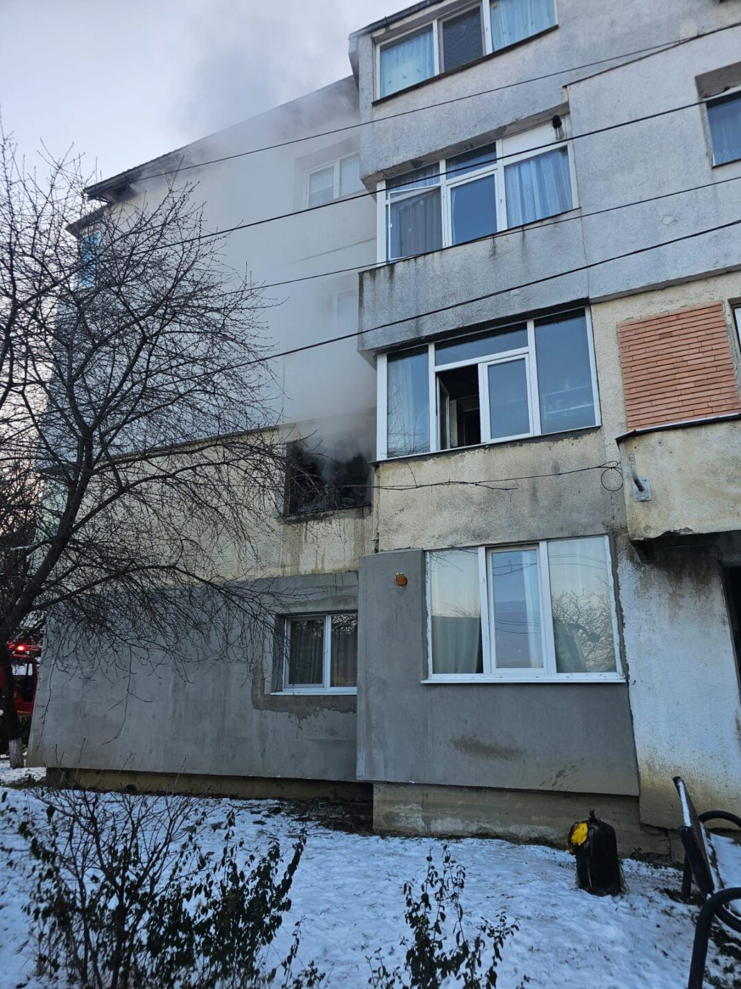 NEWS.ro: Incendiu la un apartament din Năvodari / O persoană a fost găsită decedată în locuinţă / Trei femei şi un copil, evaluaţi de medici / Zeci de adulţi şi copii, evacuaţi