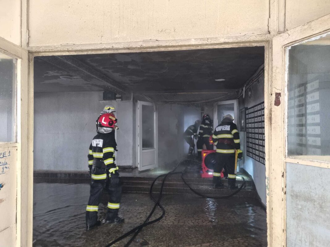 NEWS.ro: Incendiu puternic într-un apartament din Craiova / Patru persoane au suferit atac de panică