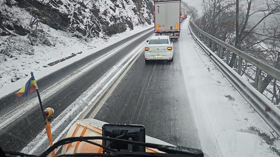 NEWS.ro: Infotrafic: Utilaje de deszăpezire pe autostrăzile A1 şi A2 şi pe mai multe drumuri din ţară, unde ninge slab, pentru menţinerea fluenţei rutiere/ Pe A3, A7, DN1 şi DN7, traficul este fluent, pe un carosabil umed, cu vizibilitate bună