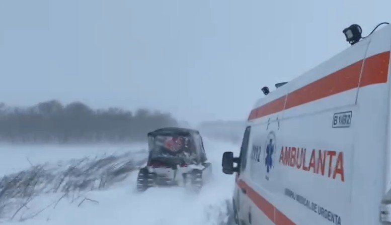 NEWS.ro: Intervenţie contracronometru într-o comună din judeţul Buzău - pacient transportat cu autoşenilata - FOTO, VIDEO