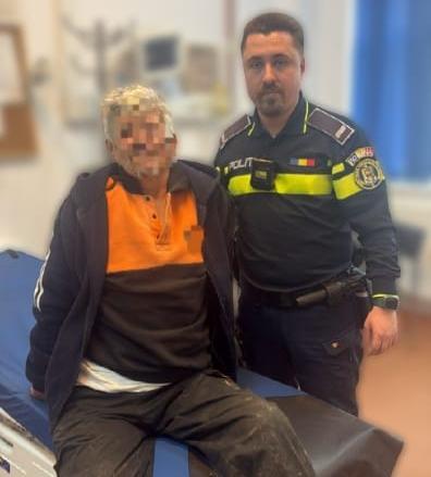 NEWS.ro: Intervenţie la limită a doi poliţişti pentru salvarea unui bărbat cunoscut cu afecţiuni psihice care s-a aruncat într-o fântână, sub privirile îngrozite ale unor trecători/ Bărbatul nu a fost rănit, fiind dus la spital pentru examen de specialitate