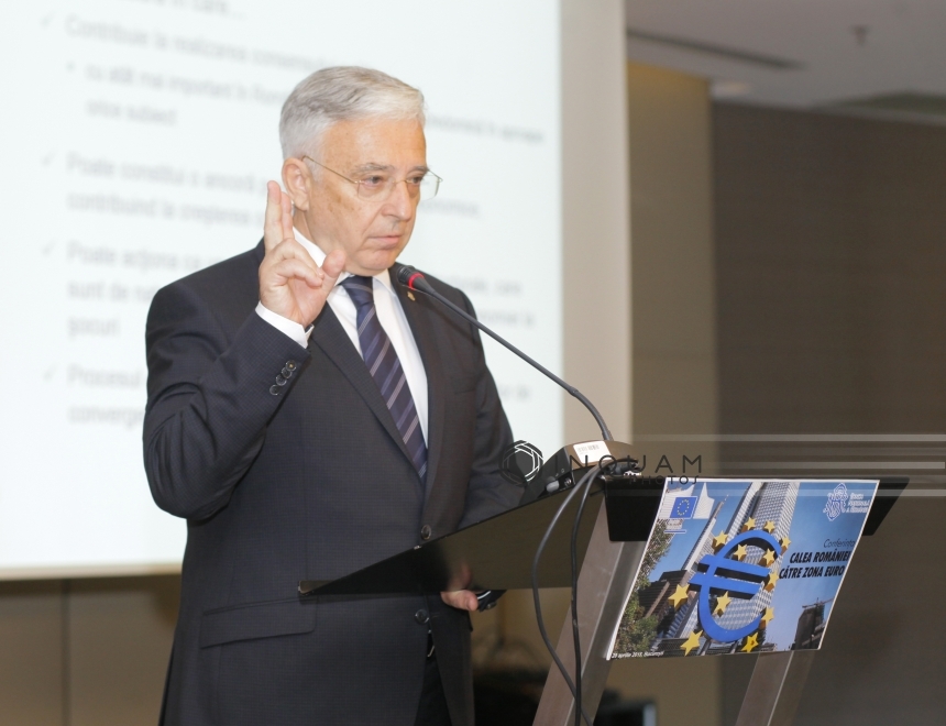 NEWS.ro: Isărescu: Dacă apeşi pe frână puternic, bineînţeles că vii cu inflaţia în jos, dar vii şi cu o recesiune de toată frumuseţea / Deficitul îl corectau pieţele, nu ne mai dau finanţare şi asta accentua recesiunea, dar şi inflaţia