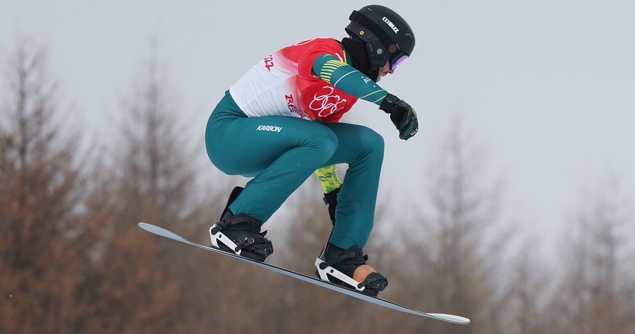 NEWS.ro: JO de iarnă: Starul australian de snowboard Cam Bolton, transportat cu elicopterul la spital. El are două fracturi la gât