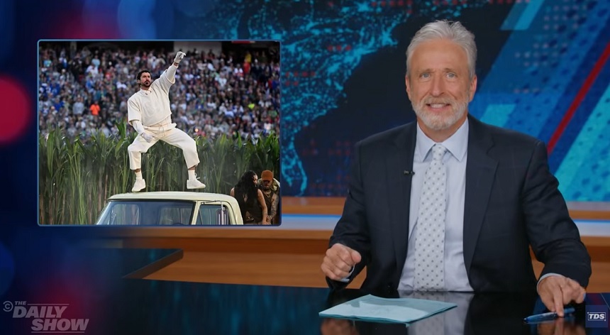 NEWS.ro: Jon Stewart a criticat indignarea conservatorilor faţă de spectacolul lui Bad Bunny din pauza Super Bowl: Trump crede că „Bad Bunny este singurul om din lume care vorbeşte fluent spaniola” - VIDEO