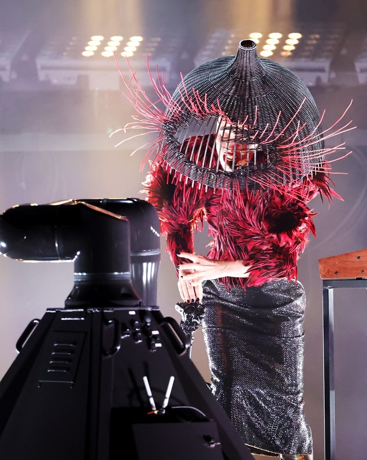 NEWS.ro: Lady Gaga a reinventat „Abracadabra” cu chitare rock, îmbrăcată cu o colivie de pasăre la premiile Grammy - VIDEO