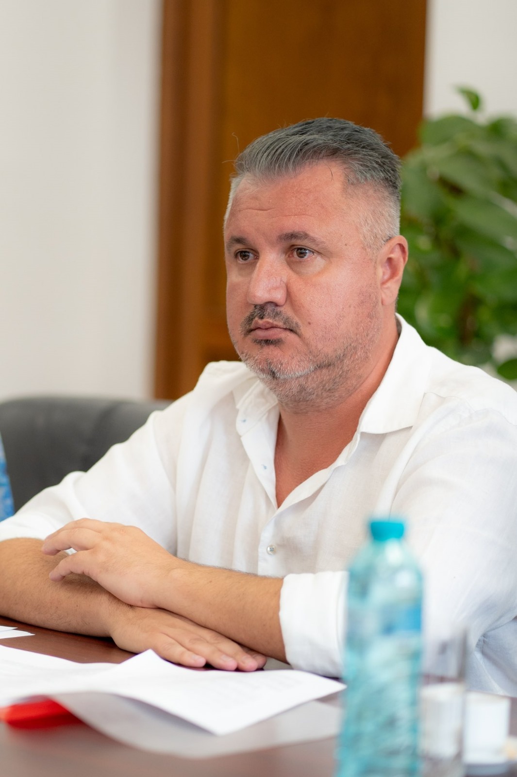 NEWS.ro: Liderul PSD Buzău, Romeo Lungu, merge la şedinţa CL pentru a analiza proiectul privind angajarea unor avocaţi externi şi critică atitudinea primarului Toma faţă de Marcel Ciolacu