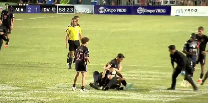 NEWS.ro: Lionel Messi, la pământ din cauza unui fan în timpul unui meci amical - VIDEO