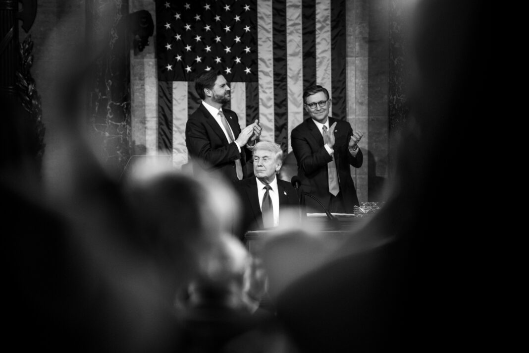 NEWS.ro: Locuri de muncă, preţuri mici la benzină, războaie cărora le-a pus capăt. Cât de adevărate sunt afirmaţiile lui Donald Trump din discursul despre Starea Uniunii - The Guardian