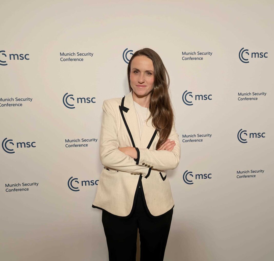 NEWS.ro: MAE, după ce Oana Ţoiu a afirmat într-o declaraţie oficială la Londra că nu are nimic nou de spus: Introducere menită să atragă atenţia asupra mesajului principal/ Referirea la aderarea la UE, într-o ţară care a părăsit Uniunea: O glumă diplomatică – VIDE