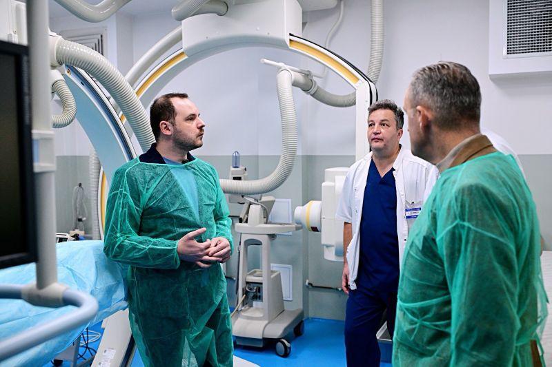 NEWS.ro: Managerul Spitalului Judeţean Ploieşti: “Există un număr limitat de neurologi care asigură parţial gărzile. La concurs, deşi si-au exprimat iniţial intenţia de a participa, nu s-au înscris. Doi medici au cerut 450 lei/ oră pentru a continua activitatea