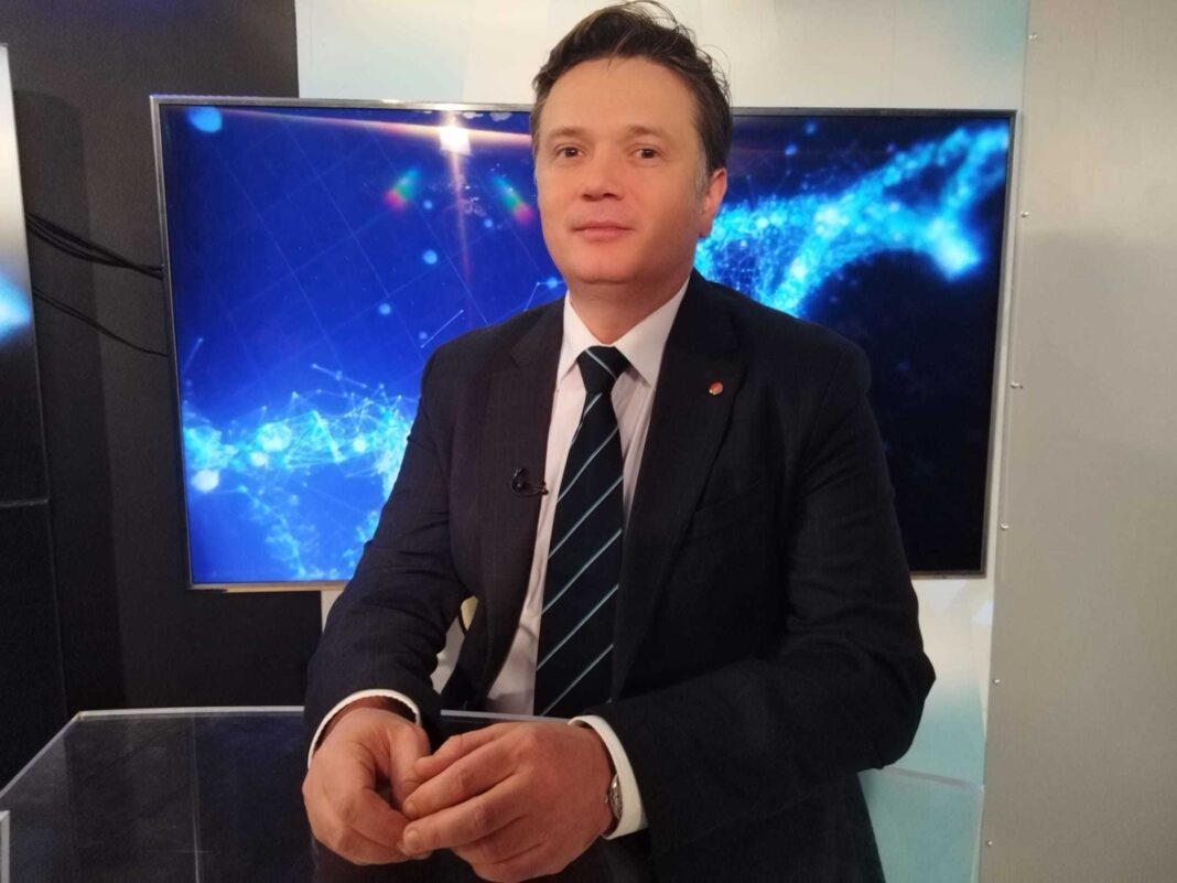 NEWS.ro: Medicul Adrian Gabără: România este în loc fruntaş, cred că pe locul 2, la numărul de fumători din Uniunea Europeană/ Fumatul este principalul responsabil de apariţia cancerului în zona cap şi gât