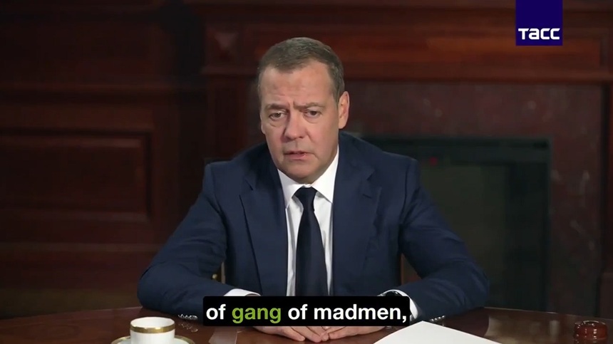 NEWS.ro: Medvedev: Puterile europene n-au reuşit să învingă Rusia în Ucraina, ci să-şi provoace pagube grave încercând s-o facă. ”Europa m-a surprins mult” ”fiindcă îşi subminează fundamentele existenţei prin propriile acţiuni. Este pur şi simplu incredibil”. ”N-a