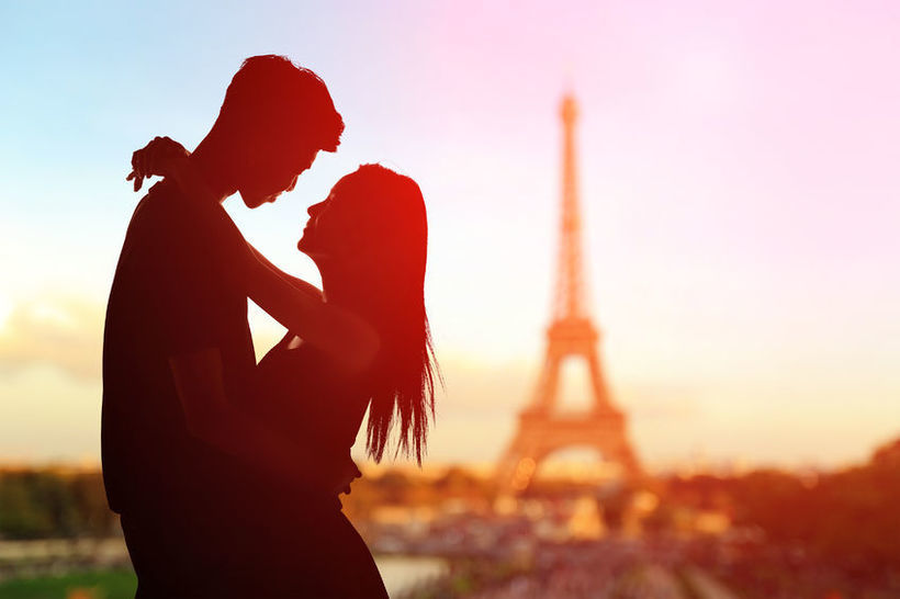 NEWS.ro: Mesaj de Ziua Îndrăgostiţilor: MAI: Dragostea-i precum mascaţii – te-ai lipsi, dar ea tot vine / Forţele Terestre: Când simţi că ”Love is in the Air” pui repede masca contra gazelor - FOTO