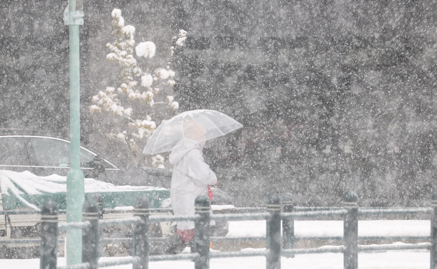 NEWS.ro: Meteorologii anunţă precipitaţii şi răcirea accentuată a vremii / La munte se va depune strat nou de zăpadă / Ninsori şi în Moldova, Transilvania, Maramureş şi Dealurile de Vest / Cod galben de vânt puternic