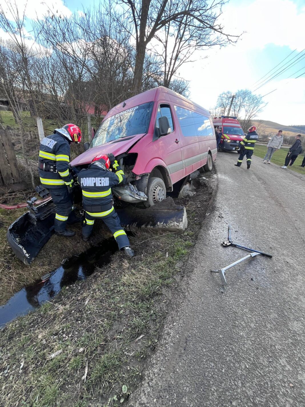 NEWS.ro: Microbuz implicat într-un accident rutier, în judeţul Mureş/ Unsprezece persoane au ieşit singure din autovehicul/ Mai multe ambulanţe SMURD şi SAJ, trimise la locul accidentului