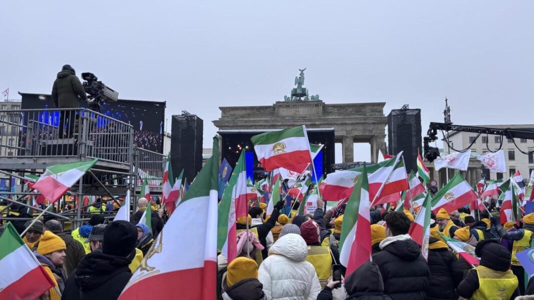 NEWS.ro: Mii de oameni au protestat la Berlin din solidaritate cu revolta din Iran
