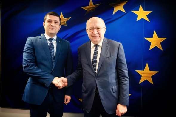 NEWS.ro: Ministrul Apărării, întâlnire cu Andrius Kubilius, comisarul european pentru Apărare şi Spaţiu, la Bruxelles: Industria naţională de apărare a României trebuie să fie parte din lanţurile internaţionale de producţie