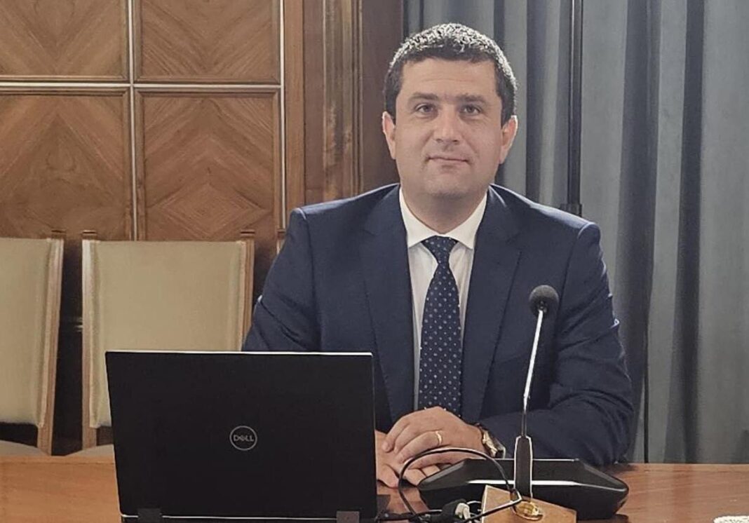 NEWS.ro: Miruţă: Când apar declaraţii contradictorii în coaliţie, creşte dobânda la care statul se împrumută/ Se aruncă două, trei replici, se face un concurs de frumuseţe cine propune mai mult, iar apoi cetăţenii plătesc dobânzile mai mari