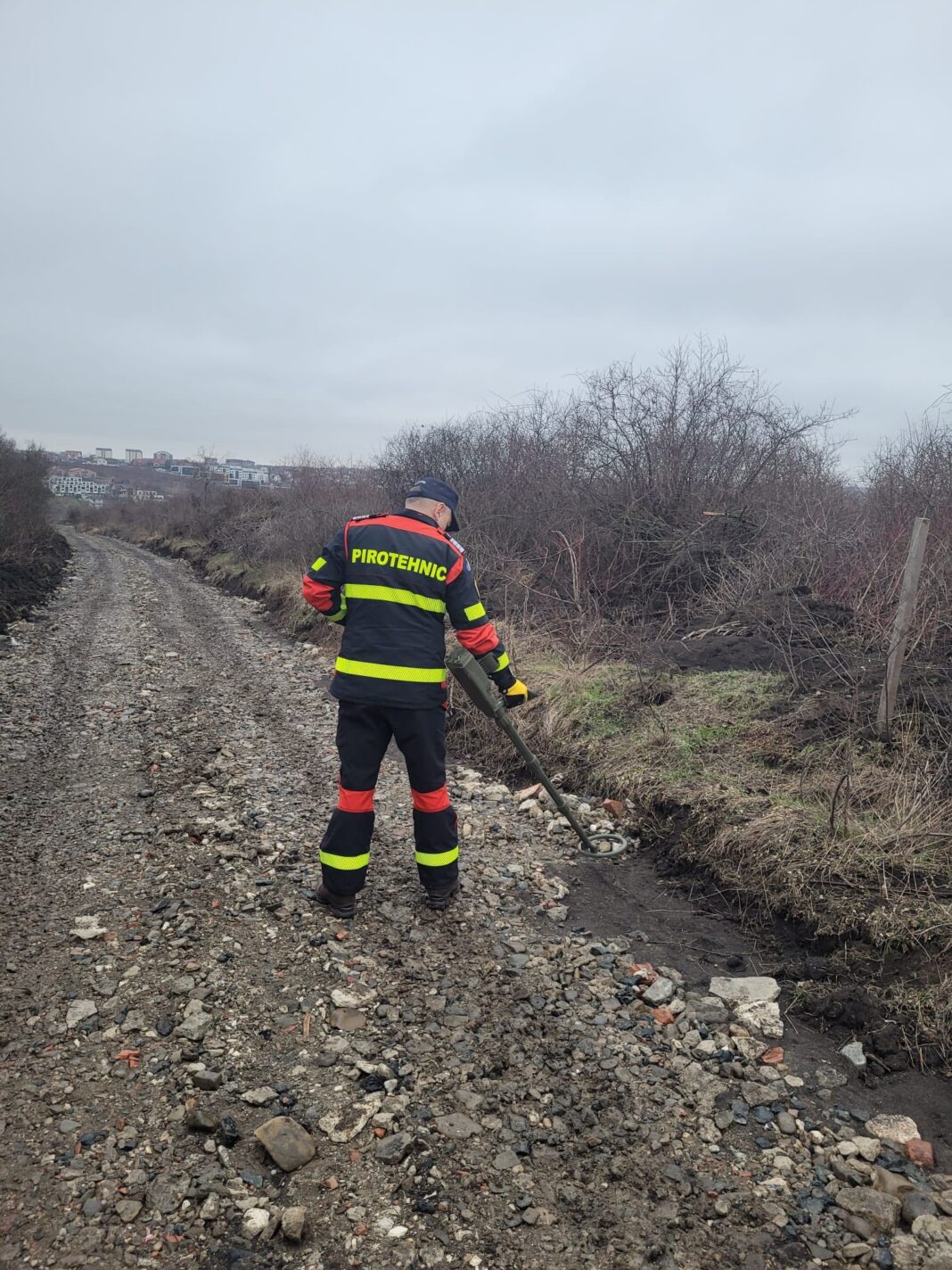 NEWS.ro: Muniţie neexplodată, descoperită în zona Cimitirului Evreiesc din Iaşi / Proiectilul a fost ridicat de către pompieri / Specialişti: Reprezintă un pericol major pentru siguranţa publică, chiar şi atunci când par vechi, deteriorate sau inactive - FOTO