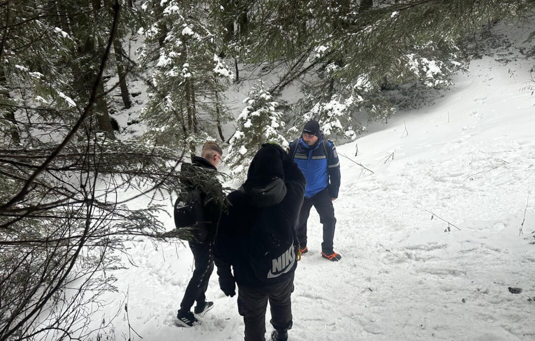 NEWS.ro: Neamţ: Doi tineri încălţaţi cu pantofi sport, opriţi de jandarmi pe un traseu în Ceahlău / Ei au fost sfătuiţi să coboare pentru că nu aveau echipament adecvat - FOTO