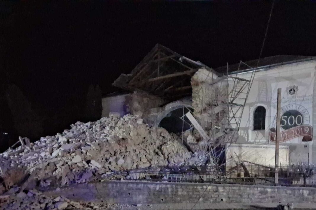 NEWS.ro: O biserică s-a prăbuşit în judeţul Sălaj, în apropierea Poliţiei Oraşului Cehu Silvaniei / O poliţistă care se îndrepta spre serviciu a fost rănită / O maşină, avariată / Se caută alte posibile victime - VIDEO
