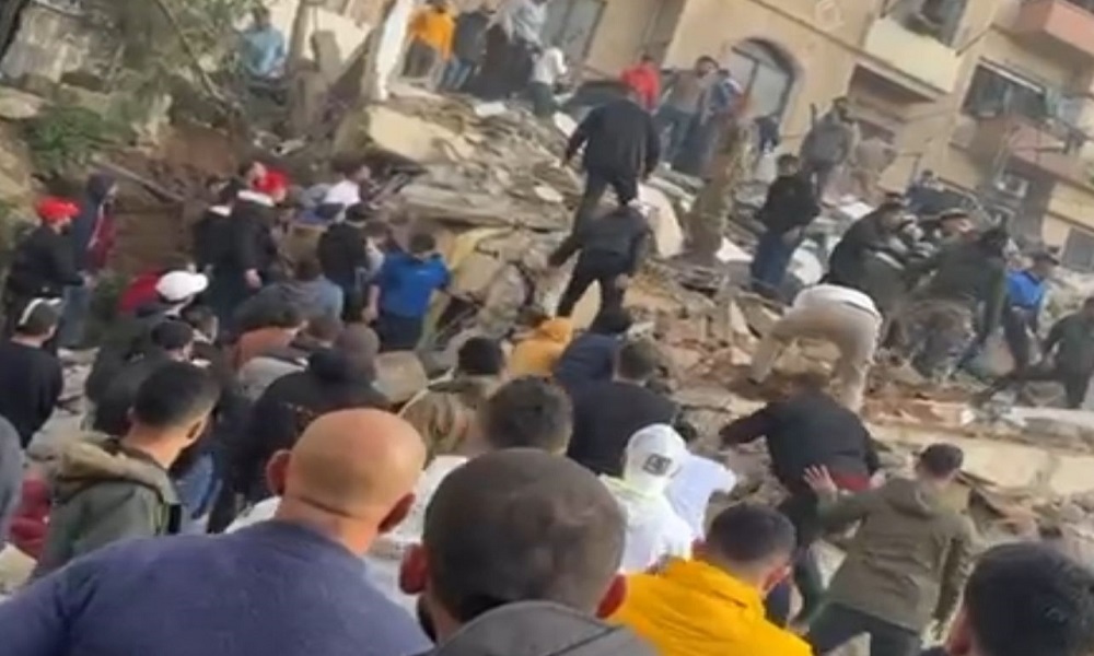 NEWS.ro: O clădire rezidenţială s-a prăbuşit în Tripoli, Liban. Au murit cel puţin două persoane - VIDEO