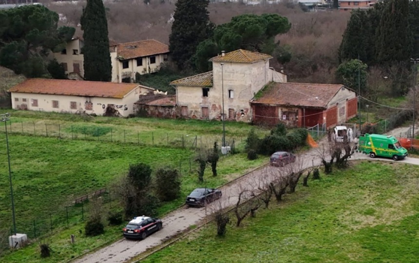 NEWS.ro: O femeie germană de 44 de ani, fără adăpost, decapitată la Florenţa. Un bărbat tânăr din Africa de Nord, cu probleme mentale, cu care împărţea un adăpost improvizat, spitalizat sub supraveghere, suspectat de crimă