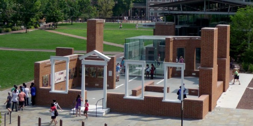 NEWS.ro: O judecătoare ordonă administraţiei Trump să reinstaleze o expoziţie despre istoria sclaviei în SUA, în ”President's House”, la Philadelphia, un omagiu adus celor nouă sclavi a primului preşedinte american, George Washington