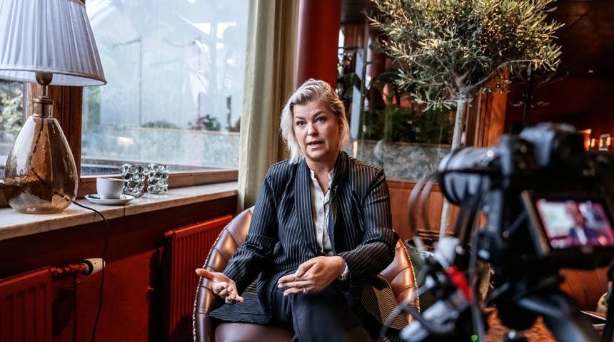 NEWS.ro: O suedeză depune plângere la Paris şi susţine că şi-a recunoscut violatorul în documente publicate în dosarul Epstein