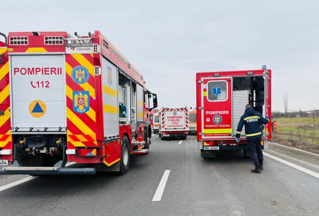 NEWS.ro: Opt persoane, rănite într-un accident rutier în judeţul Giurgiu / Un microbuz condus de un tânăr de 22 de ani a lovit o maşină care circula în faţa sa, dar şi un utilaj care efectua lucrări de întreţinere a drumului - FOTO