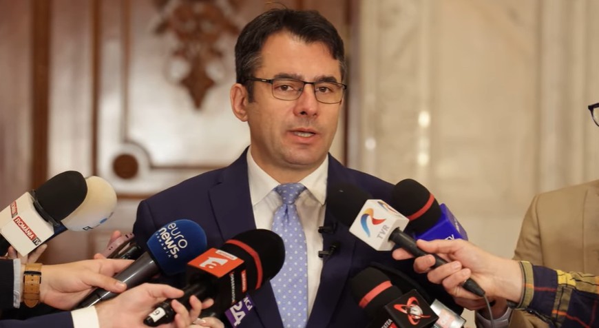 NEWS.ro: Pălărie (USR) anunţă că Oana Ţoiu nu va fi prezentă la dezbaterea moţiunii simple din Senat: Doamna ministru este la Bruxelles, probabil în plen vom vedea acelaşi circ straniu în care nişte oameni cred că dacă urlă, pot transforma minciuna în adevăr