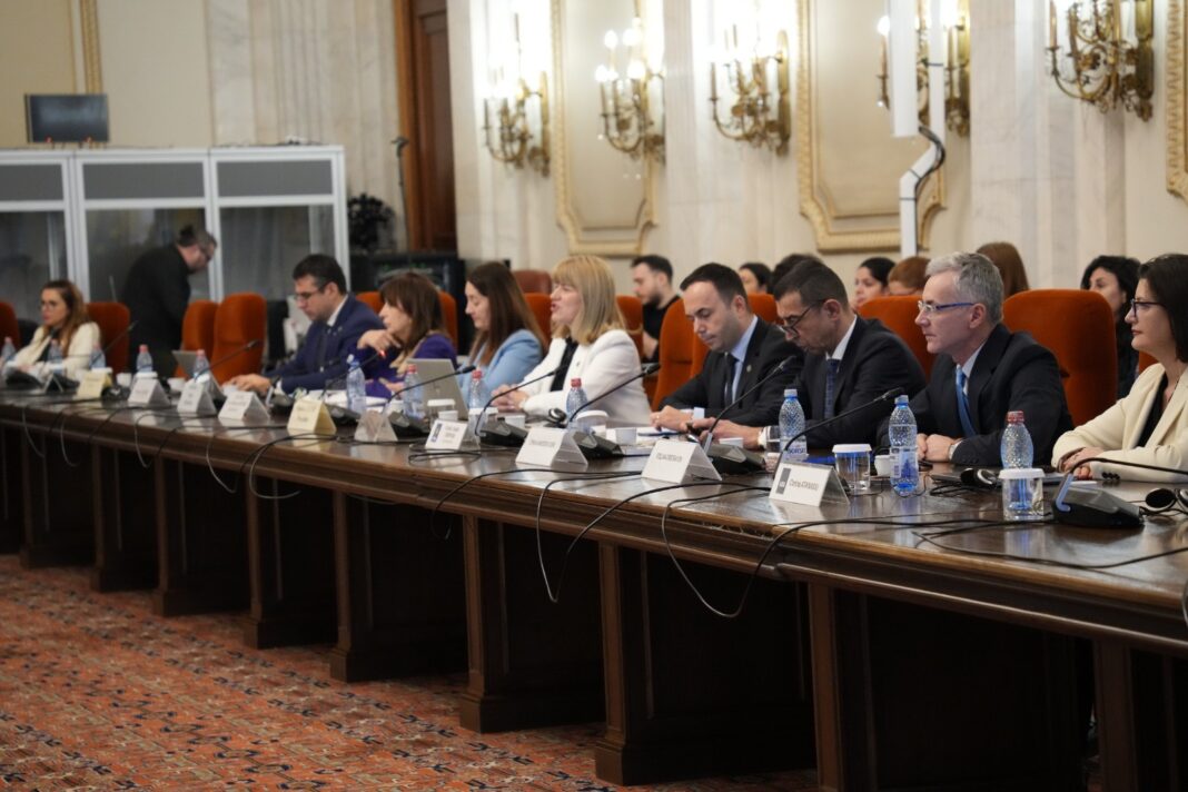 NEWS.ro: Parlamentarii USR au solicitat comisarului european Michael McGrath o evaluare mai exigentă în cadrul mecanismului privind Statul de Drept: O soluţie viabilă, refacerea competenţelor DNA şi DIICOT în materia corupţiei şi criminalităţii organizate