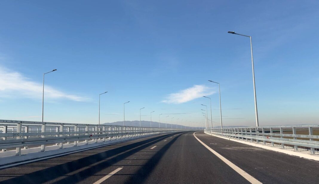 NEWS.ro: Pistol, CNAIR: Se lucrează intens la unul dintre cele mai complexe noduri rutiere din România, Boiţa, judeţul Sibiu, de pe Autostrada Sibiu – Făgăraş. Constructorul turc Makyol este mobilizat în şantier cu aproximativ 300 de muncitori şi peste 75 de utila