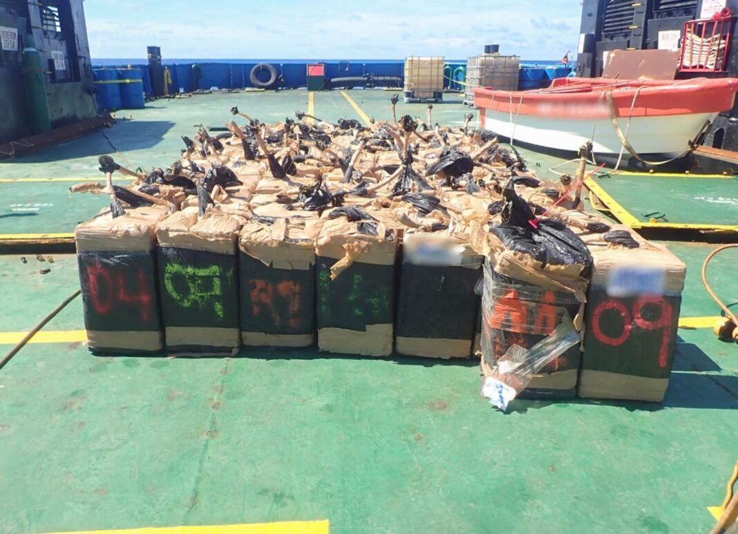 NEWS.ro: Polinezia: Marina naţională confiscă 2,4 tone de cocaină - FOTO