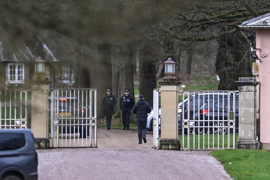 NEWS.ro: Poliţia continuă percheziţiile la Royal Lodge, pe domeniul Windsor, fosta locuinţă a lui Andrew